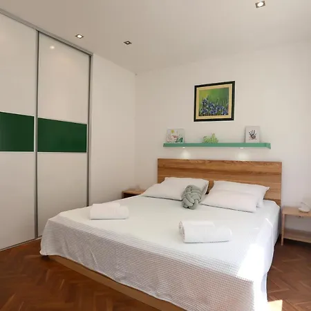 Vida Mit Pool Apartman *